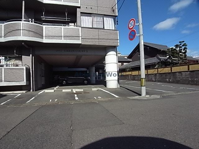 【岐阜市六条東のマンションの駐車場】