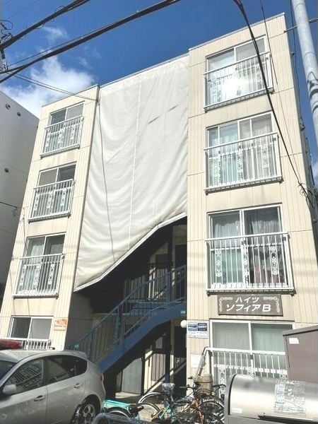 札幌市中央区南七条西のマンションの建物外観