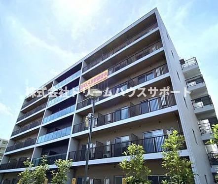 横浜市金沢区富岡東のマンションの建物外観