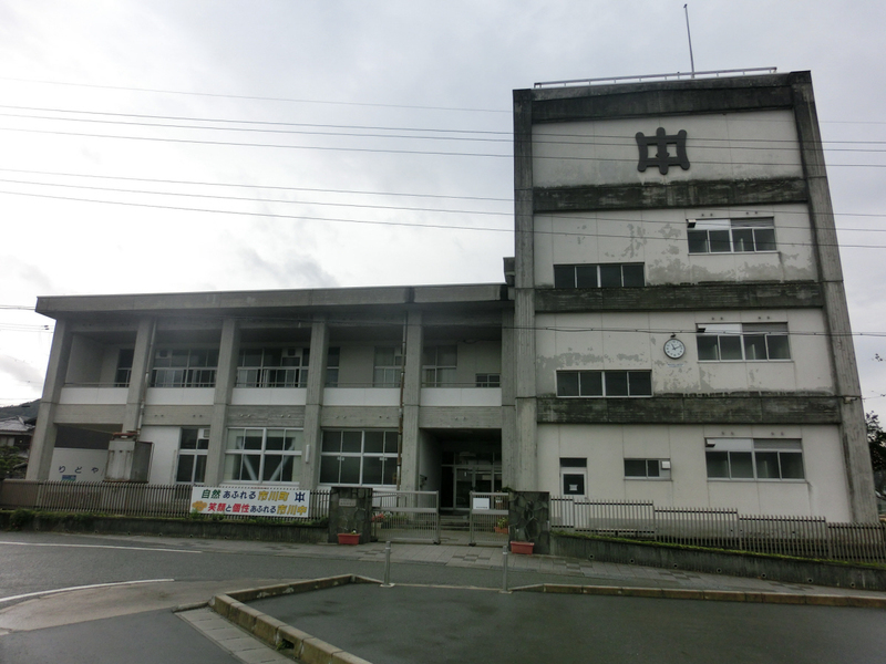 【シェ・モア市川の中学校】