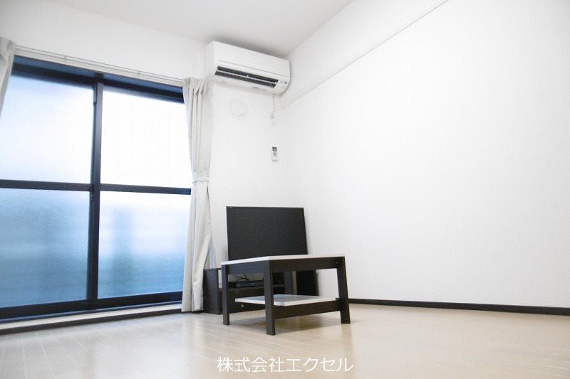 居室・リビング　家具付きの室内です。