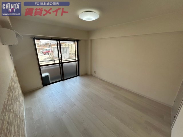 居室・リビング　同物件別部屋の写真