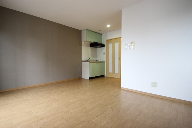 居室・リビング　同物件、別号室のものです。