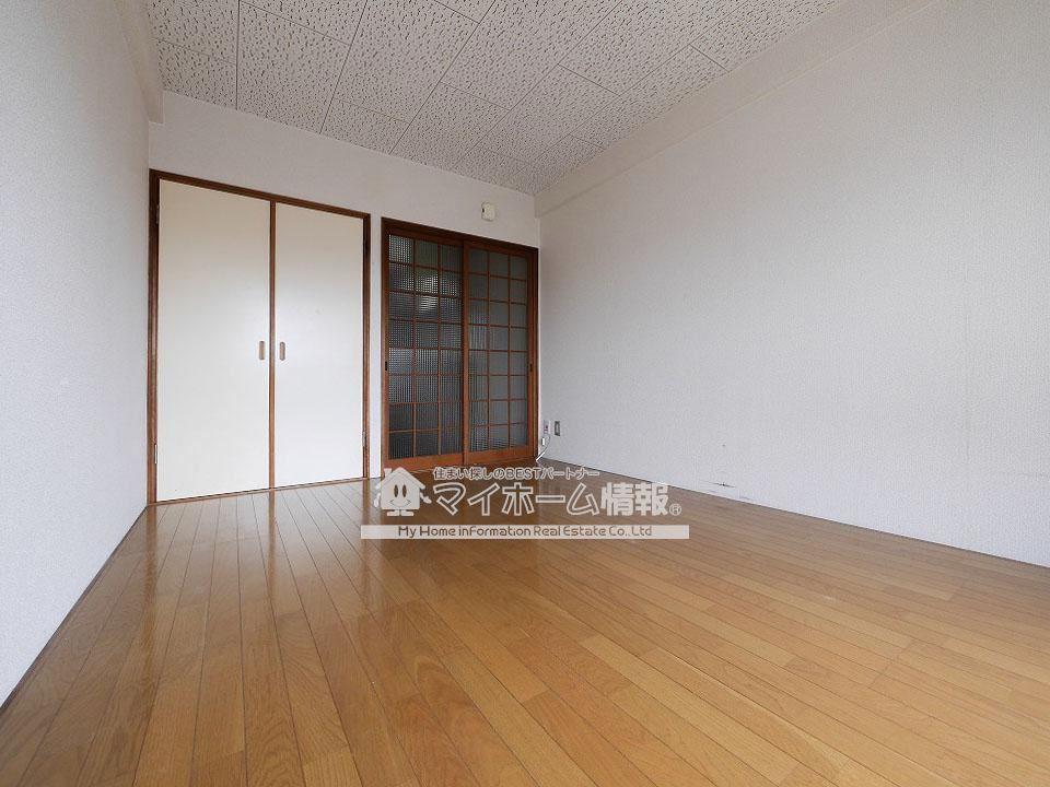 居室・リビング　6帖の洋室。模様替えのしやすい広さです♪