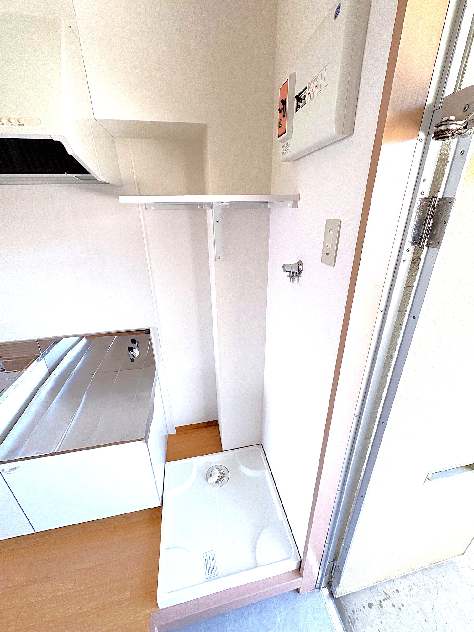 キッチン　室内洗濯機置き場設置！キッチン横にあり料理しやすく効率的！