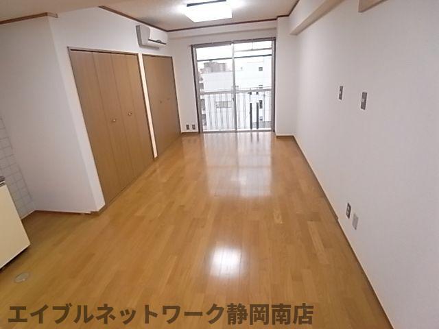 ＪＲ東海道本線 静岡駅 徒歩4分 6階建 築42年の居間写真