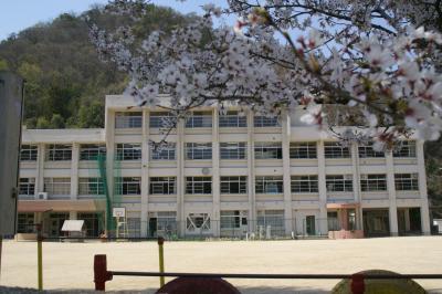 小学校　三原市立深小学校（小学校）まで1833m