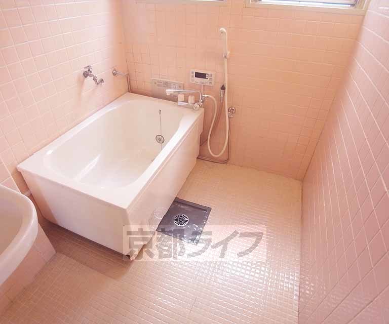 バス・シャワールーム　ピンクのかわいらしいバスルームです。