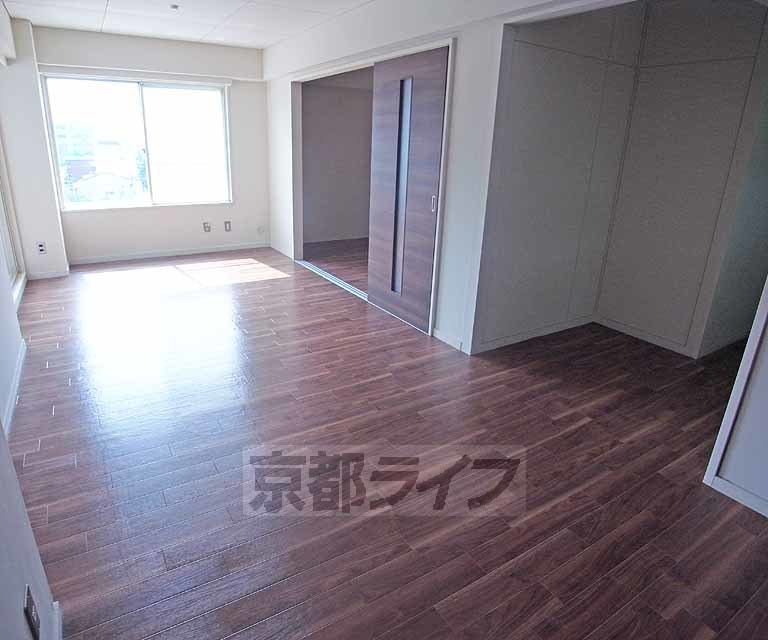 居室・リビング　日当たりと風通しのいいリビングです。