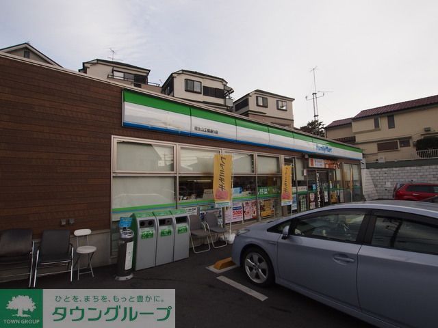 コンビニ　ファミリーマート福生山王橋通り店（コンビニ）まで70m