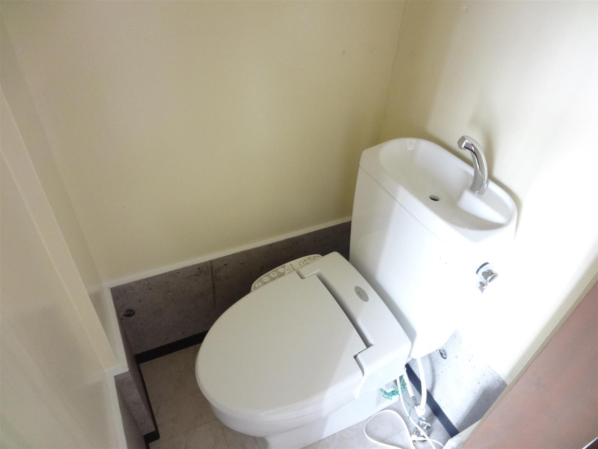 トイレ　別のお部屋の参考写真です。