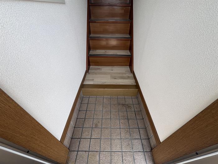 玄関　入口に階段があります。