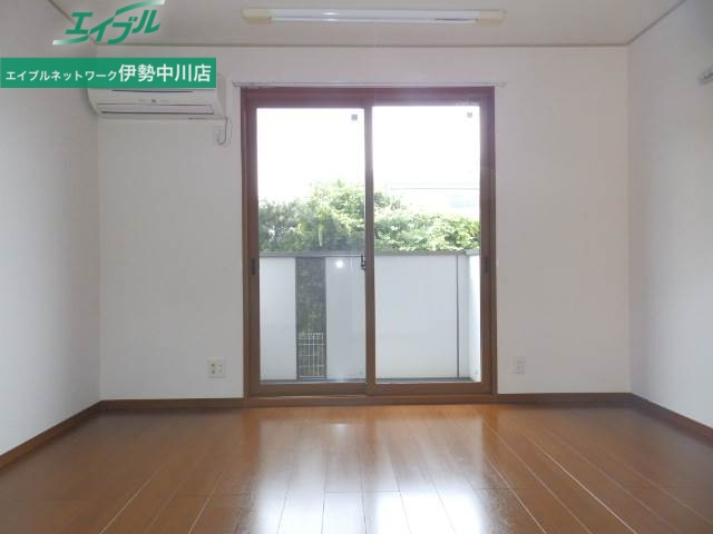 居室・リビング　同物件別室の画像です