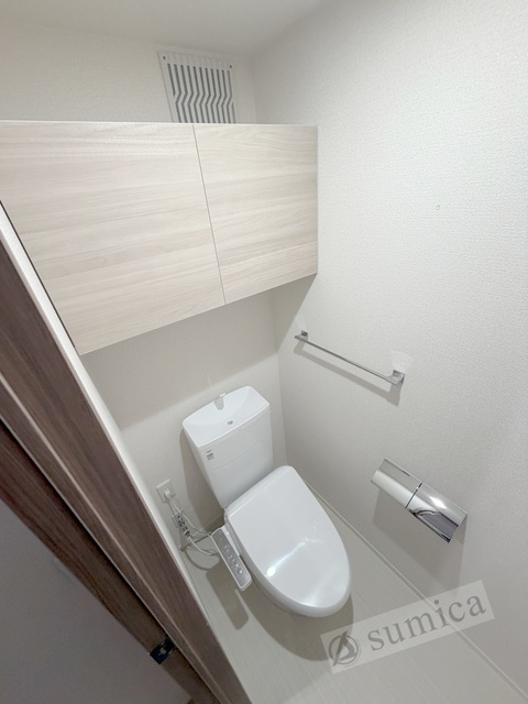 トイレ　人気アイテムの温水洗浄便座。清潔感のあるトイレです。