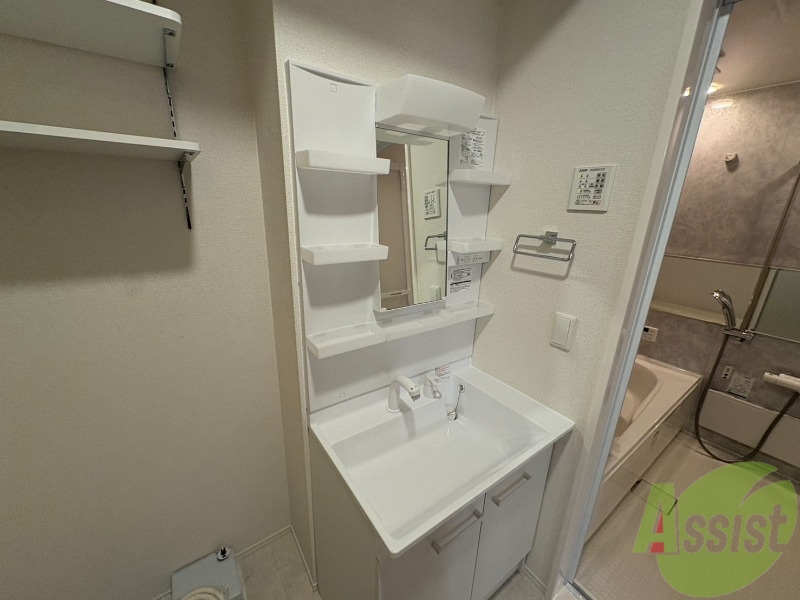 洗面設備　洗面台はこちら、広々して使いやすそうですね。