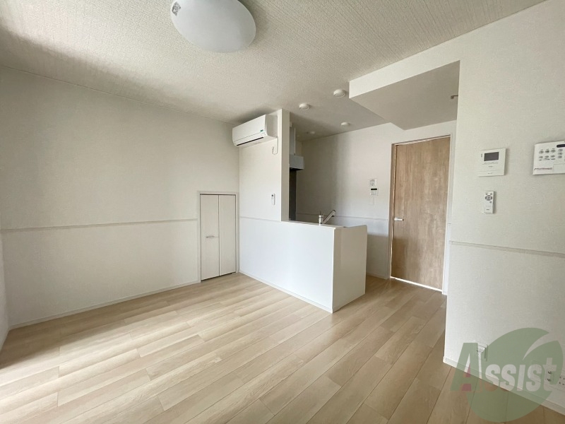居室・リビング　白を基調とした綺麗なお部屋ですね。日当たりも良好です