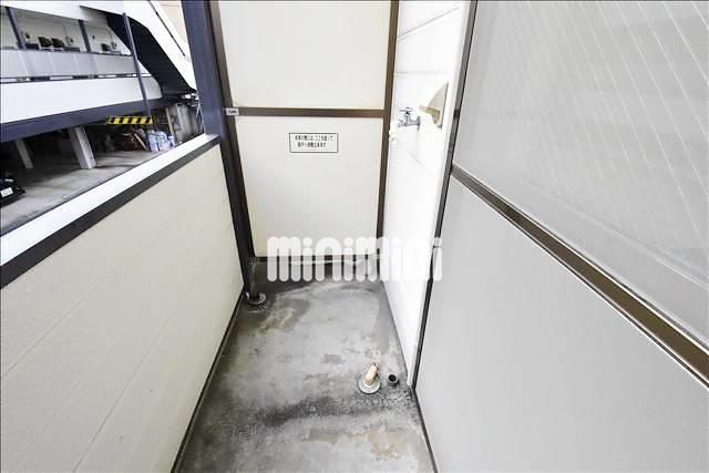 洗面設備　洗濯機置き場はベランダにあります