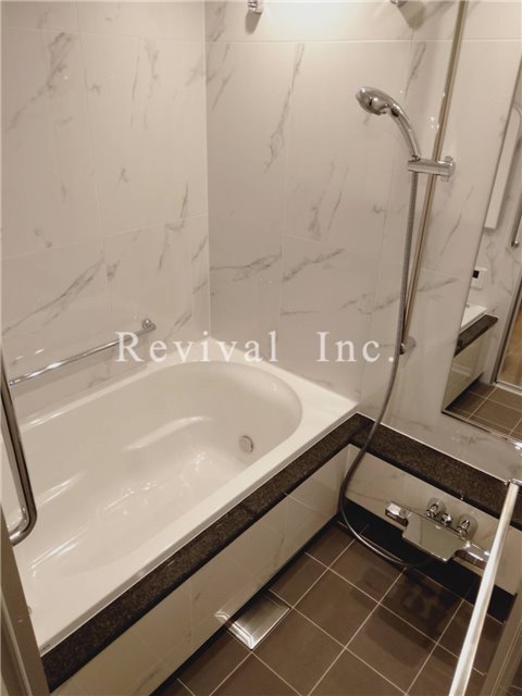 バス・シャワールーム　追い焚き・浴室乾燥完備でございます