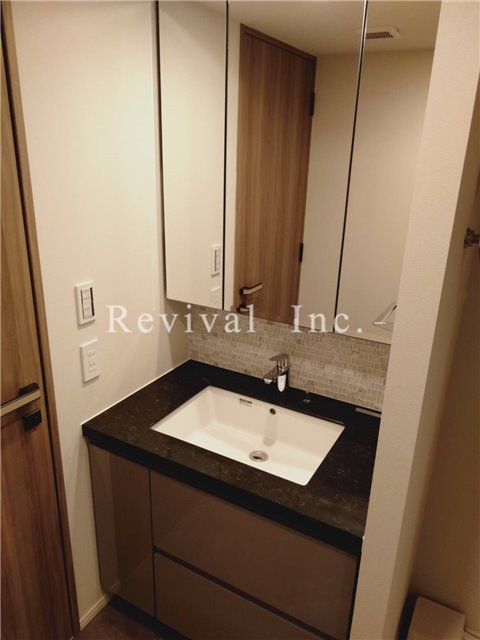 洗面設備　毎日の身だしなみチェックに必須ですね