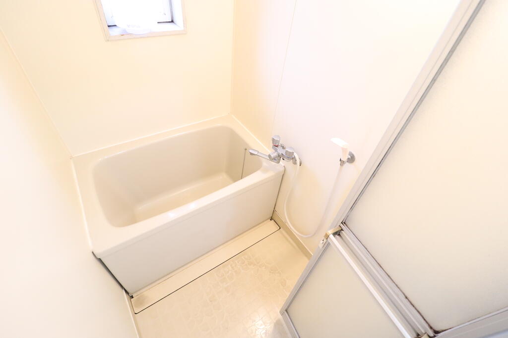 バス・シャワールーム　窓付きの浴室♪