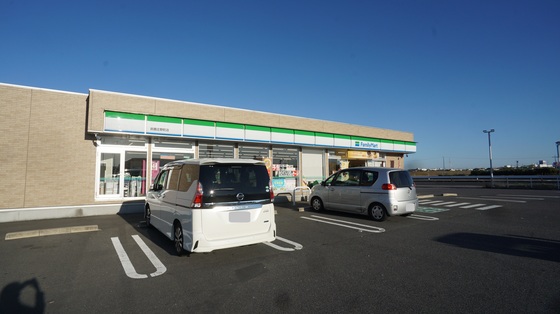 コンビニ　ファミリーマート鈴鹿庄野町店（コンビニ）まで300m