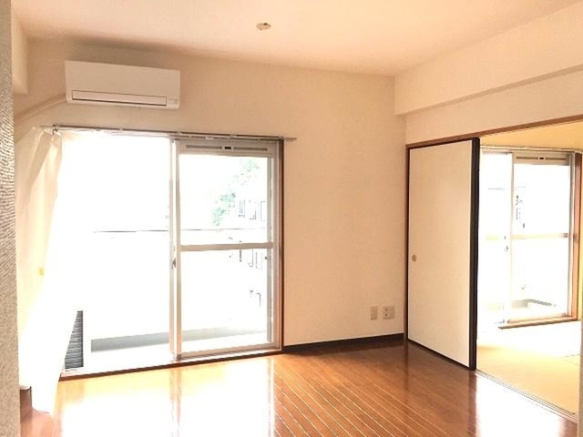 居室・リビング　ＬＤＫと和室（右側）