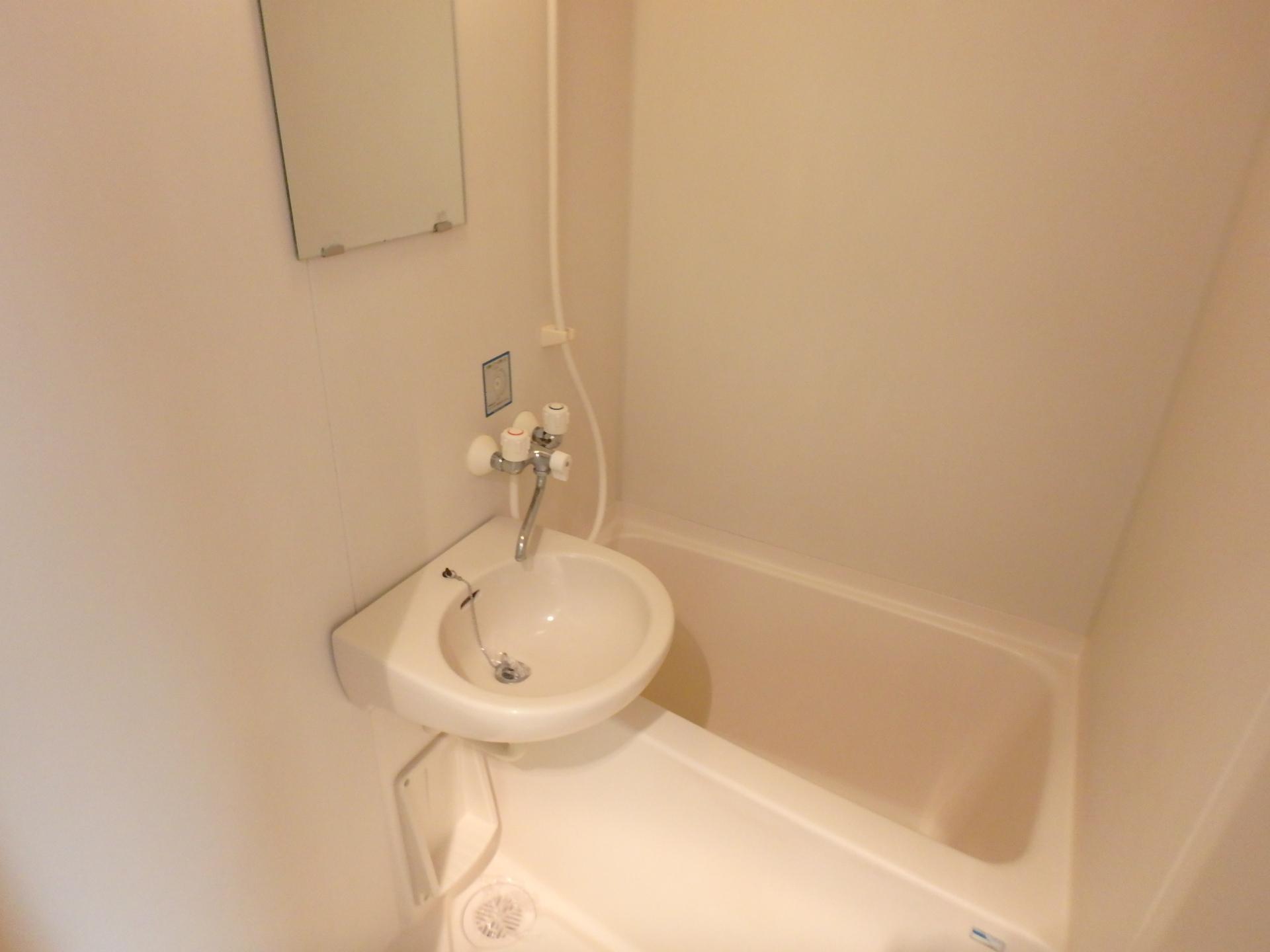 バス・シャワールーム　給湯式のお風呂です