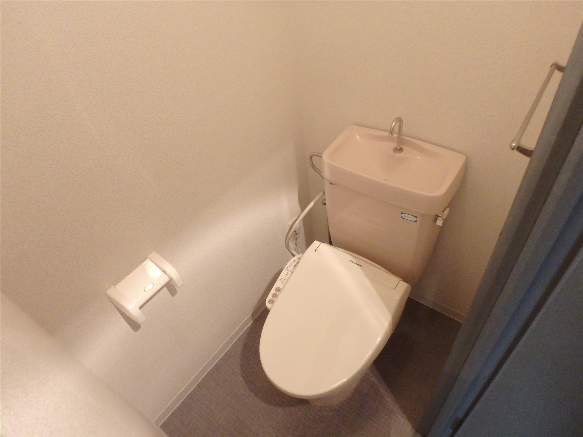 トイレ　温水洗浄便座付きのトイレです