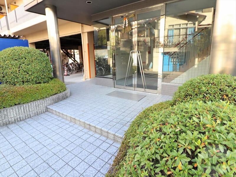 エントランス　オートロック付きで安心です