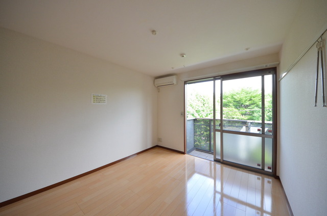 居室・リビング　★大きな窓が、お部屋を明るくしてくれます★