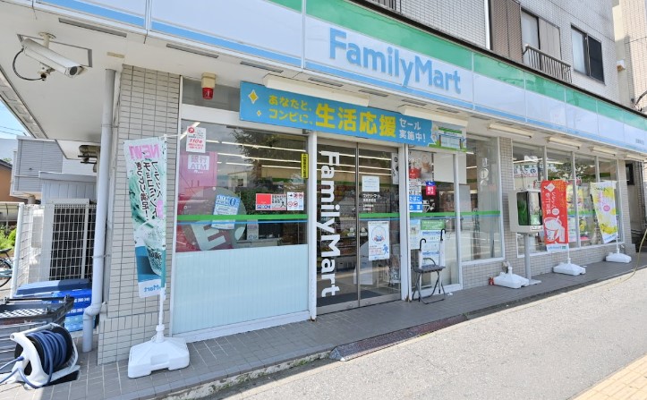 コンビニ　ファミリーマート 指扇駅前店（コンビニ）まで730m