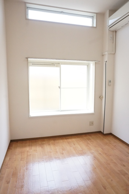 居室・リビング　ロフト付き南向き洋室６帖です