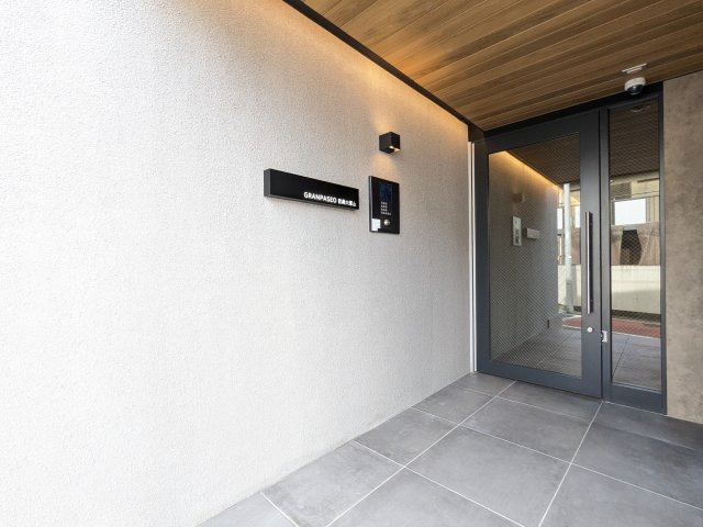 エントランス　落ち着いたエントランスです