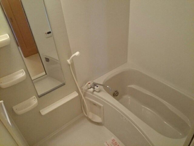 バス・シャワールーム　コンパクトで使いやすいお風呂です