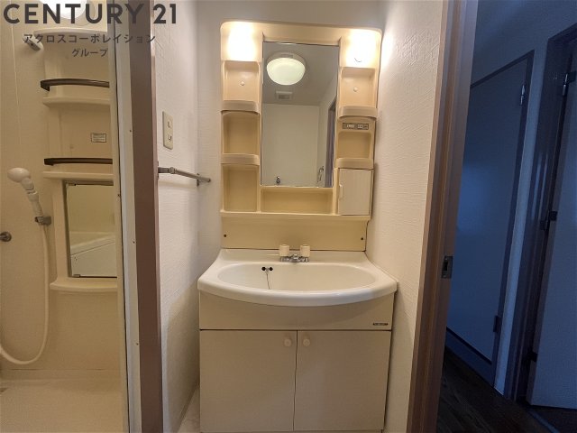 洗面設備　明るい洗面所です