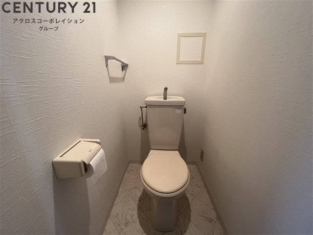 トイレ　落ち着いた色調のトイレです