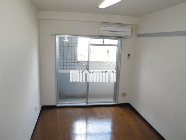 居室・リビング　使い勝手のよいフローリングの洋室