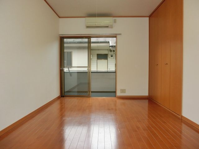 居室・リビング　南向きの明るい居室スペース。 （※参考写真）