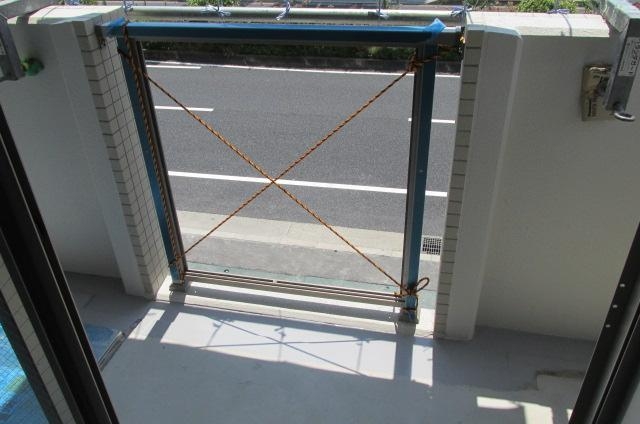 バルコニー　ゆったり使いやすい広さです。洗濯物も干しやすいですね。