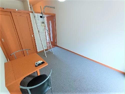 居室・リビング　ロフト付きで天井が高く開放感があります。