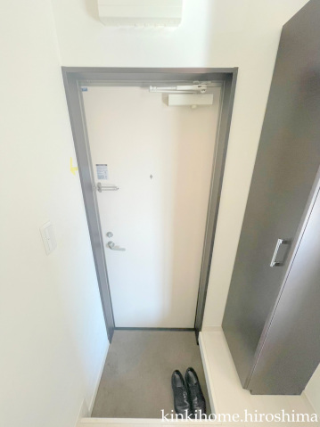 玄関　写真は別号室となります。