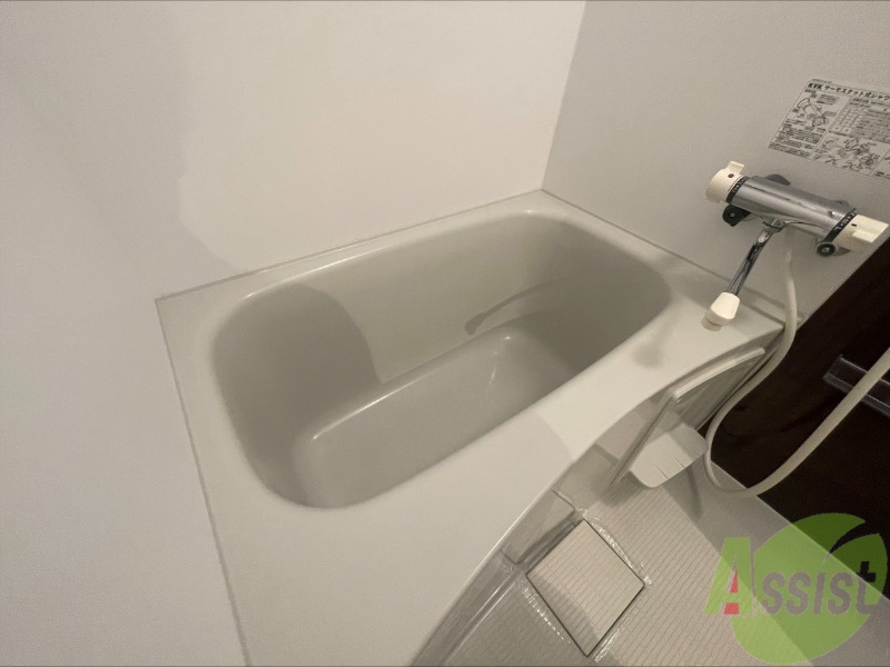 バス・シャワールーム　こちらは浴室です、お風呂には浴室乾燥機もついております。