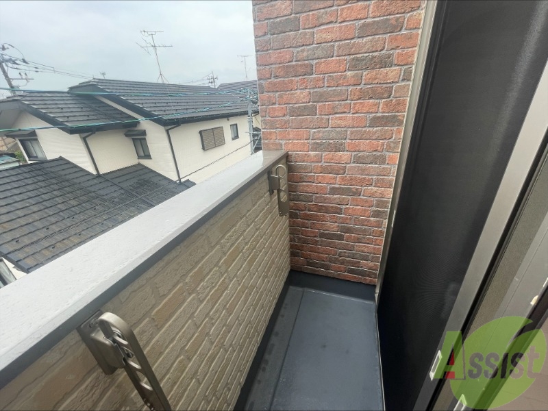 バルコニー　バルコニーは洗濯物が周りに見えない仕組みになっております。