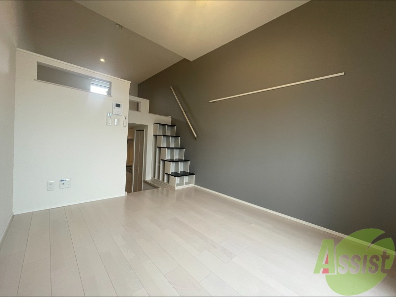 居室・リビング　リビングは広さが６．５帖あるデザイナーズ物件です。