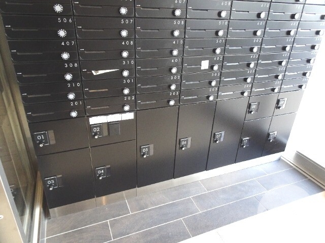 エントランス　留守中の荷物の受取は宅配ＢＯＸで♪