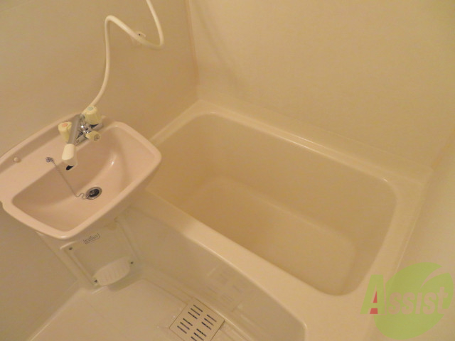 バス・シャワールーム　浴室はこちらのユニットバスになりますねー。