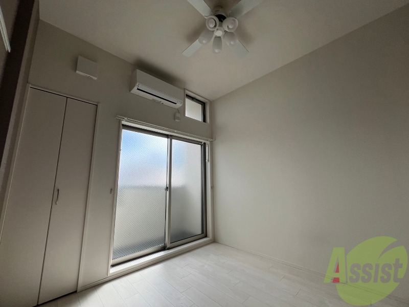 居室・リビング　きれいな洋室が広がっていて居心地が良さそうですね。