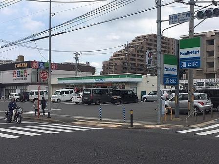 コンビニ　ファミリーマート（コンビニ）まで1300m