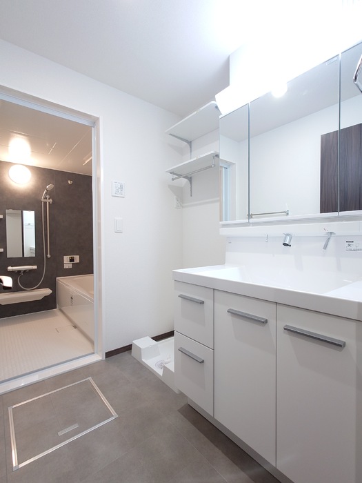 洗面設備　室内洗濯機置き場／3面鏡キャビネット付き洗面台