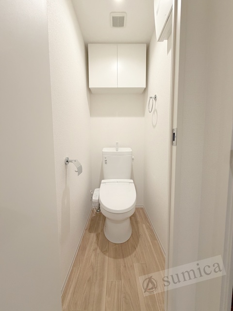 トイレ　人気アイテムの温水洗浄便座。清潔感のあるトイレです。